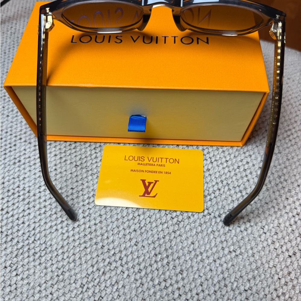 Louis Vuitton Brown Gradient Round Sunglasses NWT - image 7